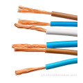 House segurando fios elétricos de cobre elétricos com isolamento flexível de PVC